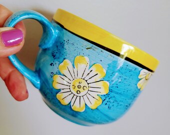 Taza de café pintada floral grande/taza de cerámica azul pintada a mano/taza de decoración de cocina de margaritas amarillas/taza decorativa coleccionable/regalo para ella/No883