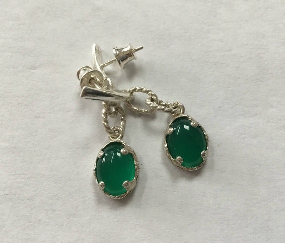 Green filigree earrings. Green agate and silver dangle earrings. Green oval drops. Christmas jewelry. Fancy dangle earrings.