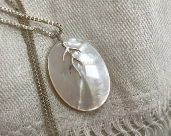 Collier de nacre blanche / Bijoux d’hiver / Bijoux de Noël / Cadeau de Noël pour femme / Livraison gratuite / Collier d’ormeau blanc