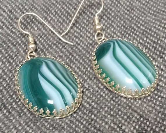 Green and white earrings.sardonyx and sterling silver earrings. Oval earrings. Green stone filigree earrings.