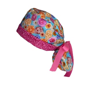 Scrubmuts paardenstaart Blue Skulls and Roses, OK-mutsen, scrubmutsen voor dames, ORHatsByBonita, scrubmuts paardenstaart, scrubmuts