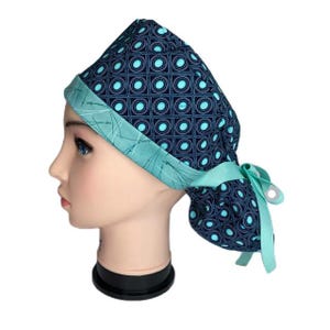 Scrubmuts met cirkel en stippen paardenstaart, OK-mutsen, scrubmutsen voor dames, ORHatsByBonita, scrubmuts paardenstaart, scrubmuts