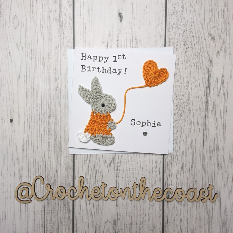 Tarjeta de primer cumpleaños personalizada / Tarjeta de cumpleaños del conejito de ganchillo / Tarjeta de cumpleaños de cualquier edad Grey/Orange