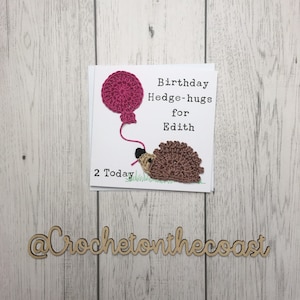 Cartão de aniversário personalizado de ouriço de crochê