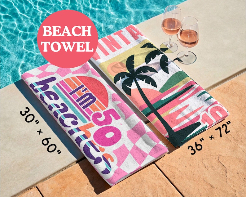 Pu&ograve; includere: Due teli mare rettangolari con grafiche in stile retr&ograve;. Uno misura 76 cm per 152 cm e presenta un motivo a scacchi rosa con il testo I'm 50 beaches. L'altro misura 91 cm per 183 cm e mostra palme e un disegno di un tramonto.