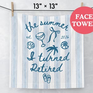 Pu&ograve; includere: Un asciugamano viso bianco con strisce verticali azzurre, che misura 33 cm per 33 cm. Il centro presenta un testo blu scuro che recita the summer est. 2026 I turned Retired, accompagnato da illustrazioni di un calice da vino, fiocco, conchiglie, palma e infradito.