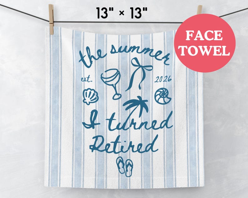 Pu&ograve; includere: Un asciugamano viso bianco con strisce verticali azzurre, che misura 33 cm per 33 cm. Il centro presenta un testo blu scuro che recita the summer est. 2026 I turned Retired, accompagnato da illustrazioni di un calice da vino, fiocco, conchiglie, palma e infradito.