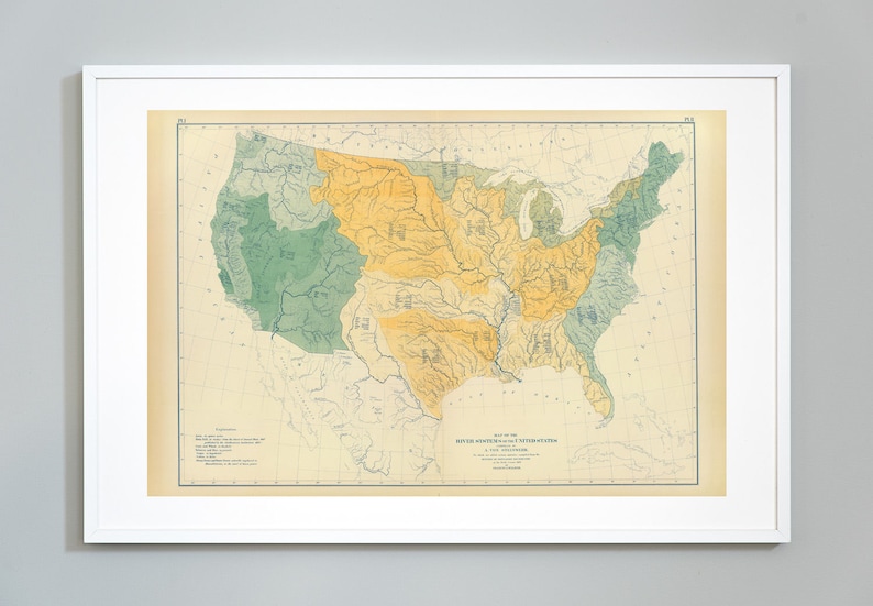 Peut inclure: Une carte vintage des &Eacute;tats-Unis montrant les syst&egrave;mes fluviaux et les bassins versants. La carte est imprim&eacute;e sur du papier cr&egrave;me et pr&eacute;sente des couleurs vertes et jaunes pour mettre en &eacute;vidence diff&eacute;rentes r&eacute;gions.