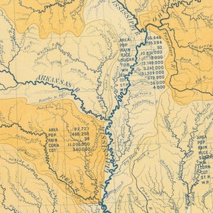 Peut inclure: Une carte vintage du bassin du fleuve Mississippi, montrant les &Eacute;tats de l'Arkansas, du Mississippi et du Tennessee. La carte est jaune avec des rivi&egrave;res bleues et du texte. Le texte comprend la superficie, la population, les pr&eacute;cipitations, le riz, le sucre, le tabac, le bl&eacute;, le ma&iuml;s et la production de coton pour chaque &Eacute;tat.