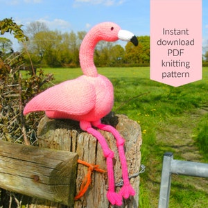 Puede incluir: Flamenco de punto rosa sentado en un poste de madera. Patrón de tejido de punto PDF de descarga instantánea.