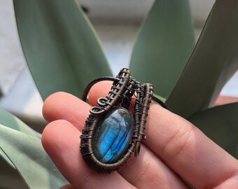 Wirewrapped Labradorite Pendant with flash on both sides! Comes with Chain // Stone of Intuition // Crystal Necklace / Stone Jewelry