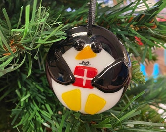 溶融ガラス製ペンギンのクリスマスオーナメント：手作りのユニークなツリーデコレーション