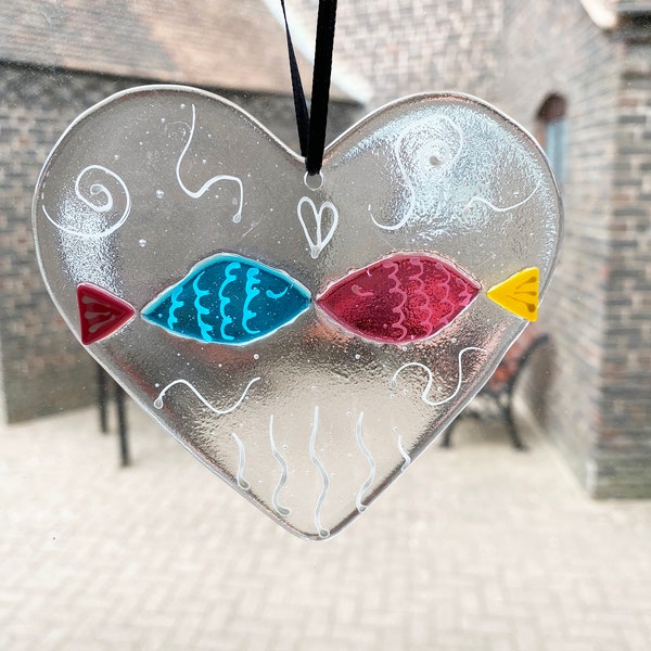 Niedliche Glasherzen, Wandbehang, Suncatcher. Bunt, Geschenk, küssender Fischherzanhänger, einzigartiges Valentinsgeschenk