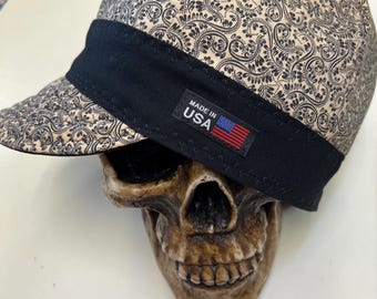 Tela de algodón increíblemente suave y duradera, confeccionada a medida con pergamino negro y detalles en color canela. Reversible y prelavada.