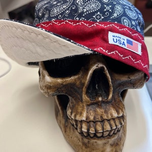 Old Glory: patriottisch blauw paisley met rood. wit en blauw van binnen. Twee petten in één! Omkeerbaar: 100% katoen, voorgewassen. Op bestelling gemaakt