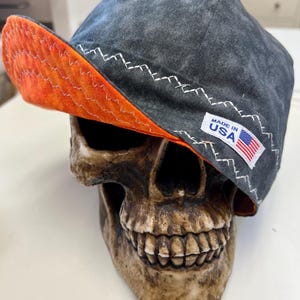 J-Town ORANJE - gemarmerde houtskool met oranje gemarmerde voering - WIT stiksel - omkeerbaar - voorgewassen Voeg borduursels toe aan je pet!