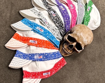 Weißes Bundle mit Paisley bändern. Dekorative Nähte nur auf Geldscheinen, passend zur Bandfarbe.