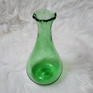 Vintage MCM Handmade Swung Glass Green Vase with Bulbous/Light Bulb/Pear Style Shape