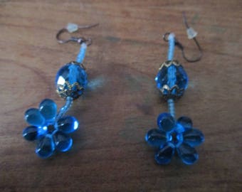 Flower blue earings with big glass paerls.