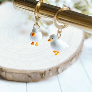 Kolczyki Huggie, Kolczyki Kaczka, zawieszki emaliowane, zawieszki kaczka, głupia gęś, cottagecore, estetyczne, 24-karatowe złoto, delikatna biżuteria, kaczka kaczka gęś