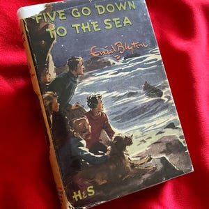 FAMOUS FIVE Go Down to the Sea by Enid Blyton 1st first edition 1953 with dustwrapper dustjacket rare & collectable book