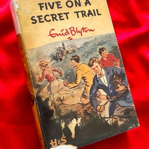 FAMOUS FIVE on a Secret Trail by Enid Blyton 1st first edition 1956 with dustwrapper dustjacket rare & collectable book