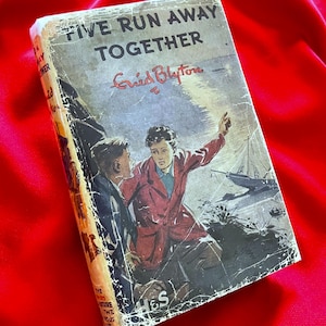 FAMOUS FIVE Run Away Together by Enid Blyton 1964 vintage hardback with dustwrapper dustjacket rare collectable book
