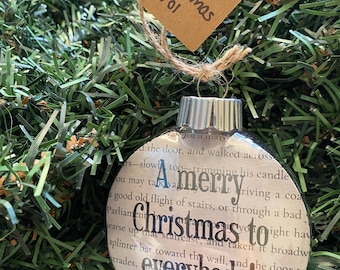Decorazione con citazione della pagina del libro "A Christmas Carol": Buon Natale a tutti!