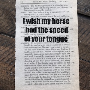 Può includere: Una pagina di un libro d'epoca con testo da "Molto rumore per nulla" di Shakespeare e la frase "I wish my horse had the speed of your tongue" in lettere nere. Lo sfondo è un motivo di venature di legno scuro.