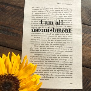 Puede incluir: Un primer plano de una página del libro "Orgullo y Prejuicio" de Jane Austen. El texto de la página describe una reunión social y la presentación de un nuevo personaje. El texto está resaltado en negro.