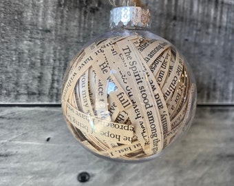 Decorazione per albero di Natale con libro riciclato "A Christmas Carol"