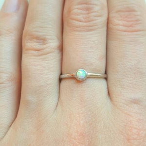 Bague argent sterling 925 avec petite pierre opale ronde - minimaliste - tiny - délicat - fine - hypoallergénique - femme - bijou - anneau