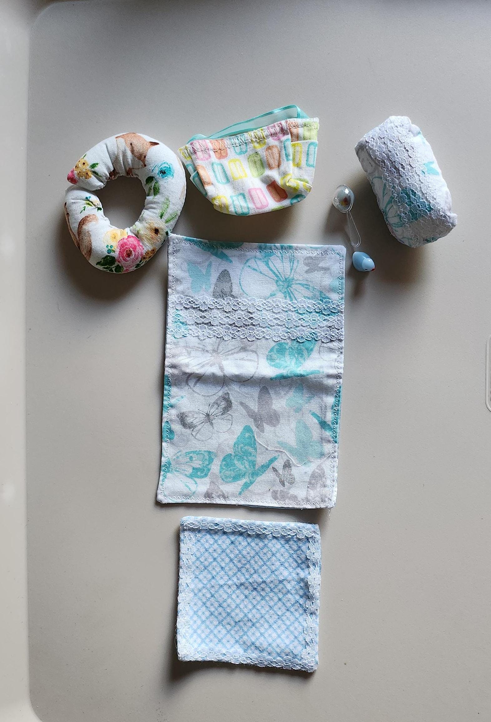 Moda Para Muñecas: Pelele Y Sonajero Para Bebé