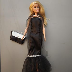 Abito da sera nero con accessori per Barbie o bambola di moda da 11 pollici