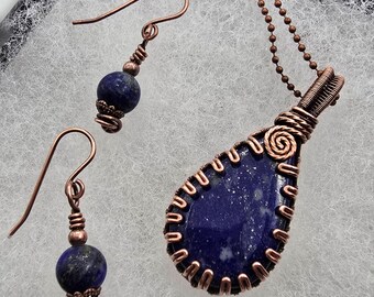 Pingente de lápis-lazúli, brincos de contas de lápis-lazúli, colar com detalhes em fio de cobre, conjunto.