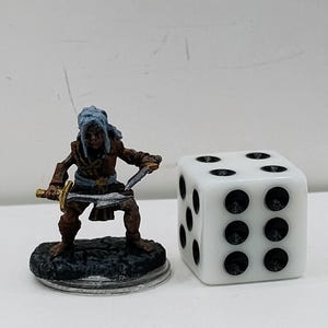 Halfling Rogue Miniature: Clasp Cutthroat, Dual Blades