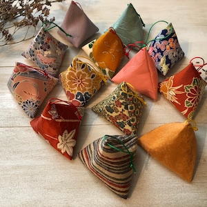 Ensemble de 3 sacs triangle, tissu kimono vintage japonais, fait main, motif floral wagara