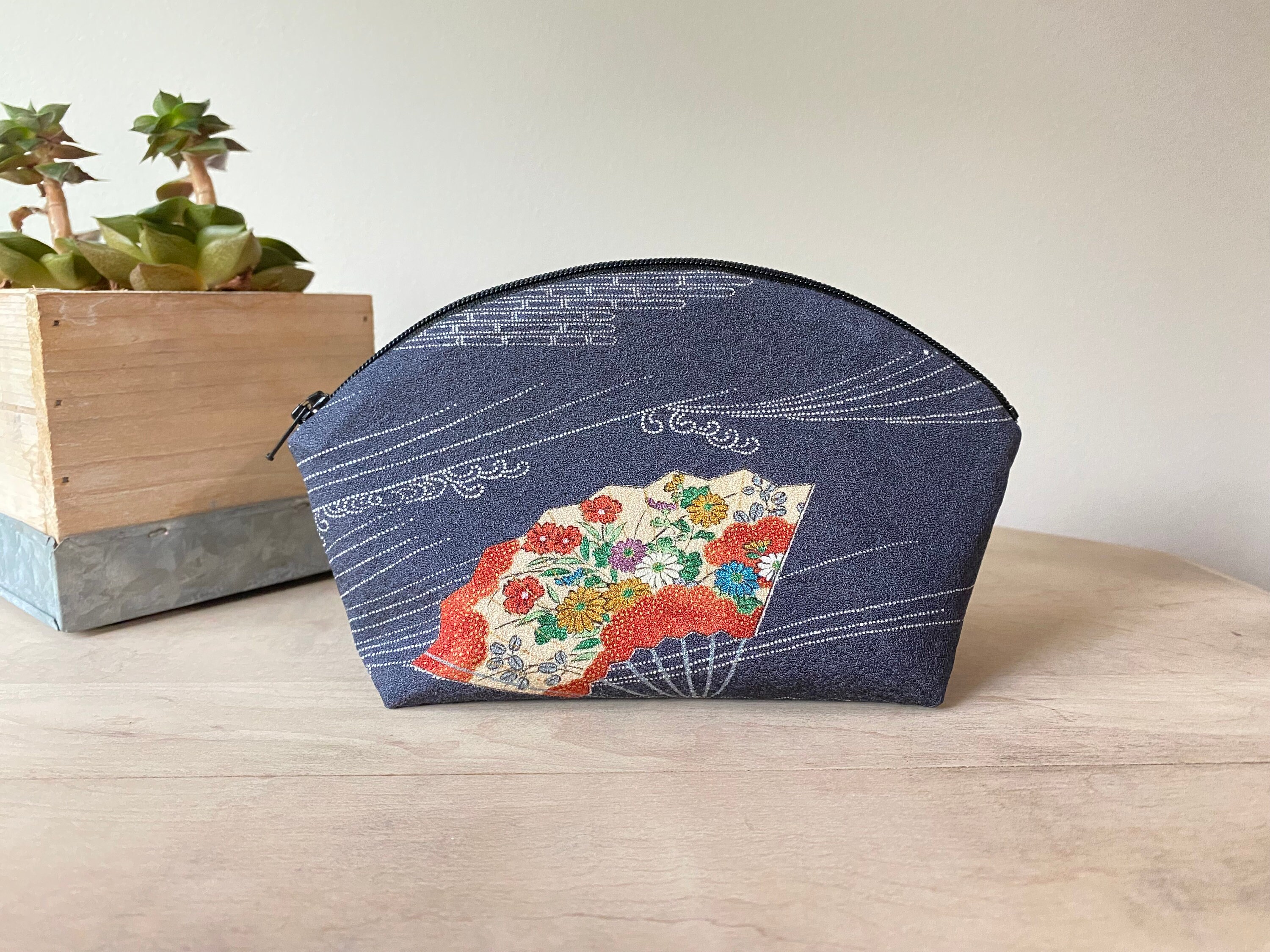 Kimono remake drawstring bag rose flower - Shop shizendo Toiletry