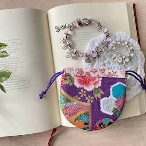 Bellissima borsa piccola per cosmetici con portamonete con coulisse, tessuto di cotone kimono giapponese vintage, motivo wagara floreale viola, fatto a mano