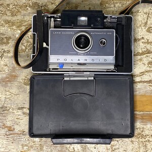 Appareil photo Polaroid série 100 des années 60 avec étui d'origine