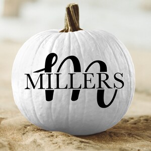 Peut inclure: Citrouille blanche avec le nom "MILLERS" écrit en lettres cursives noires sur le devant.