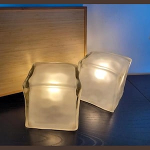 2er Set skandinavische Eisblocklampen – Nachttischlampen aus Kristallglasblöcken, Design-Stimmungslampen, geeignet für alle Kontinente
