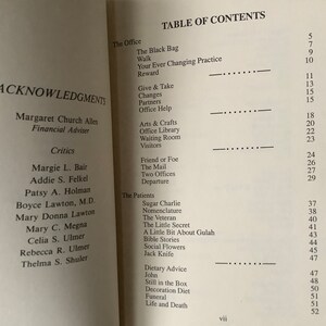 Op de afbeelding: Een boek getiteld "The Office" met een inhoudsopgave met hoofdstukken zoals "The Black Bag", "Walk", "Your Ever Changing Practice", "Reward", "Give & Take", "Changes", "Partners", "Office Help", "Arts & Crafts", "Office Library", "Waiting Room", "Visitors", "Friend or Foe", "The Mail", "Two Offices", "Departure", "Sugar Charlie", "Nomenclature", "The Veteran", "The Little Secret", "A Little Bit About Gulah", "Bible Stories", "Social Flowers", "Jack Knife", "Dietary Advice", "John", "Still in the Box", "Decoration Diet", "Funeral", "Life and Death".