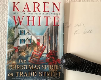 FIRMADO/Ambiente de Charleston, Carolina del Sur/Gran regalo/Karen White/Los espíritus navideños en Tradd Street/374 páginas, tapa dura/Serie Tradd Street