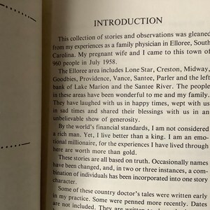 Op de afbeelding: Een boek getiteld "Introduction" met een witte achtergrond en zwarte tekst. De tekst beschrijft de ervaringen van de auteur als huisarts in Elloree, South Carolina. Het boek beschrijft het gebied en de mensen die er wonen.