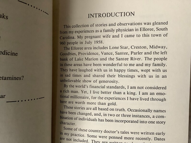 Op de afbeelding: Een boek getiteld "Introduction" met een witte achtergrond en zwarte tekst. De tekst beschrijft de ervaringen van de auteur als huisarts in Elloree, South Carolina. Het boek beschrijft het gebied en de mensen die er wonen.
