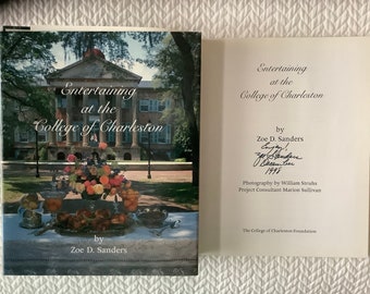 1998/ FIRMADO con Introducción de Pat Conroy/ Entretenimiento en el College of Charleston/ Zoe D Sanders/155 pg Tapa dura/ Gran regalo para el chef