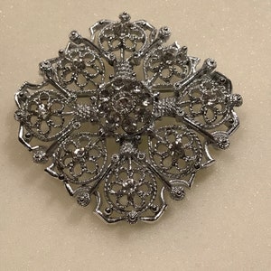 Vintage Clear Rhinestones Silver Tone Flowers Brooch Pin.VINTAGE UNIQUE RARE