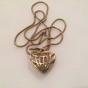 Vintage Faux Pearls in Gold Heart Cage Gold Tone Pendant Necklace Chain. VINTAGE UNIQUE RARE