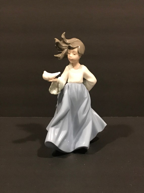 Lladro Nao Girl With Dove Porcelain Figurine Hand Made in Spain 
